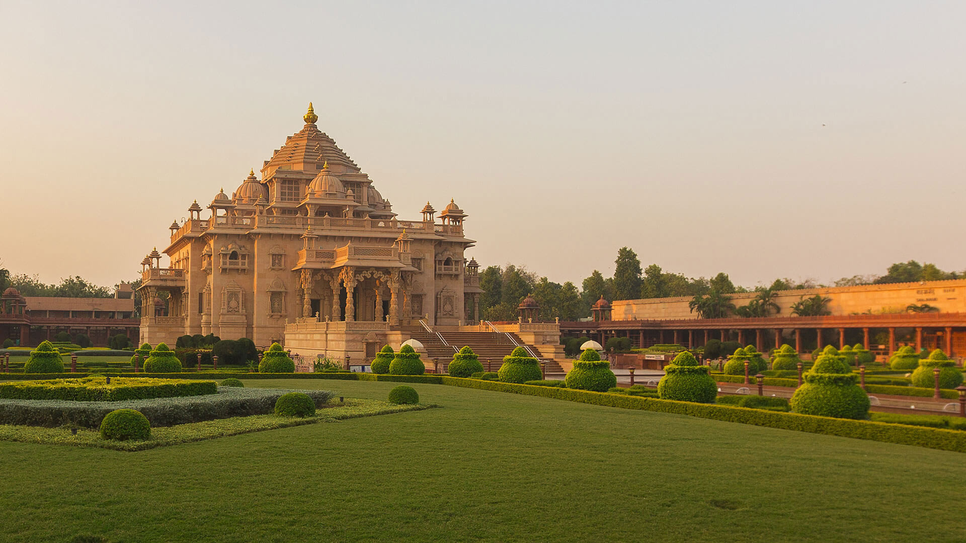 Храмът Акшардхам | BAPS Шри Сваминараян Мандир | Адотрип