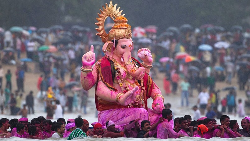 Lord Ganesha Idol v Ganesh Chaturthi Celebration